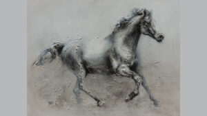 Caballo plateado sobre fondo neutro